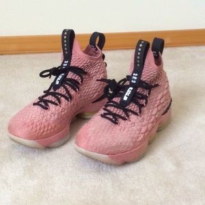 Nike LeBron 15